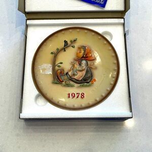 M.J. Hummel 1978 annual plate with box by Goebel.